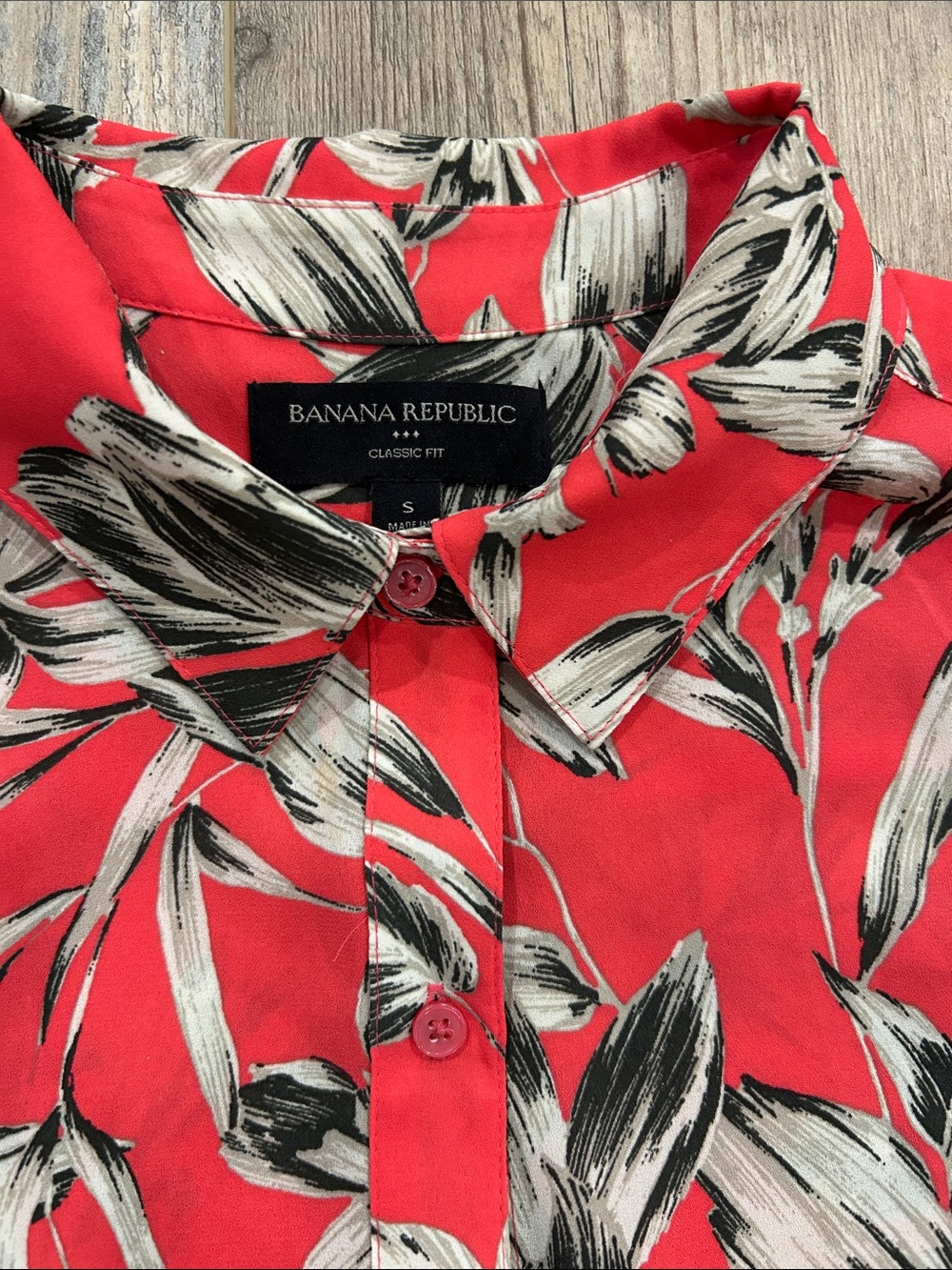 Banana Republic Coral Floral Sleeveless Button-Up Blouse. Size Small - Picture 2 of 6